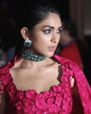 mrunal-thakur-in-lakme-fashion-week-photos-008