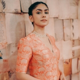 mrunal-thakur-in-orange-dress-photos-002