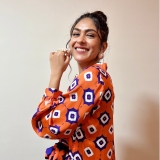 mrunal-thakur-in-silver-dress-008