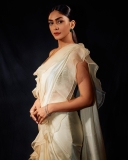 mrunal-thakur-in-white-saree-photos-002