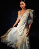 mrunal-thakur-in-white-saree-photos-004