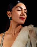 mrunal-thakur-in-white-saree-photos