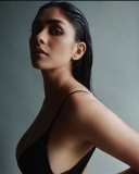 mrunal-thakur-long-hair-photos-003