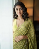 mrunal-thakur-new-photos1200-004