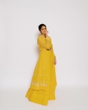 mrunal-thakur-new-photos1200-008