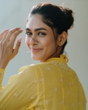 mrunal-thakur-new-photos1200-011