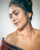 mrunal-thakur-photos-hd-003
