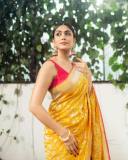 mrunal-thakur-traditional-look-in-yellow-pattusaree-and-blouse-003