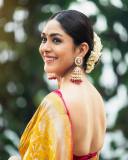 mrunal-thakur-traditional-look-in-yellow-pattusaree-and-blouse-004