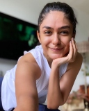 toofan-actress-mrunal-thakur-photos-015