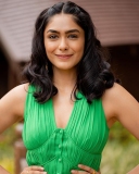 toofan-actress-mrunal-thakur-photos-036
