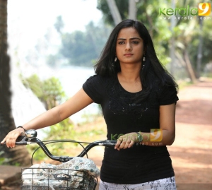 9100namitha_pramod_pictures_11-002
