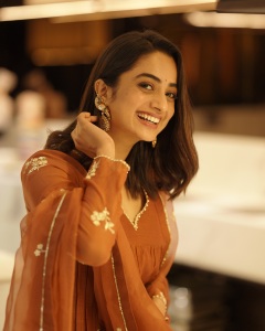 namitha-pramod-beautiful-photos-in-different-dresses-001