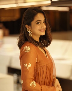 namitha-pramod-beautiful-photos-in-different-dresses-002