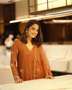 namitha-pramod-beautiful-photos-in-different-dresses-003