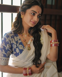 namitha-pramod-beautiful-photos-in-different-dresses-016