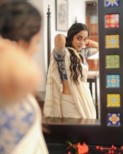 namitha-pramod-beautiful-photos-in-different-dresses-020