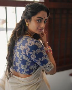 namitha-pramod-beautiful-photos-in-different-dresses-021