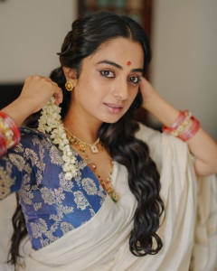 namitha-pramod-beautiful-photos-in-different-dresses-024