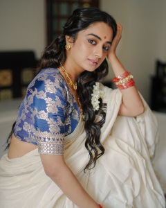 namitha-pramod-beautiful-photos-in-different-dresses-029