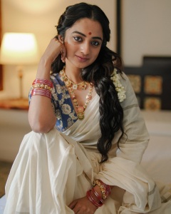 namitha-pramod-beautiful-photos-in-different-dresses-031