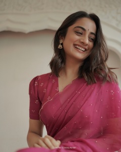 namitha-pramod-beautiful-photos-in-different-dresses-039