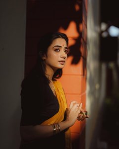 namitha-pramod-in-black-saree-with-orange-border-dress-photos-013