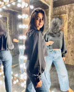 namitha-pramod-in-black-top-and-jeans-photos-002