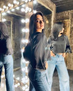 namitha-pramod-in-black-top-and-jeans-photos-003