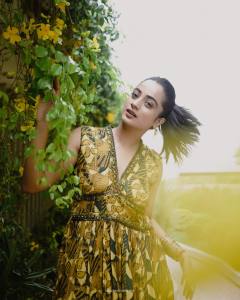 namitha-pramod-in-multicolor-sleeveless-long-dress-002