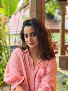 namitha-pramod-in-peach-colour-shirt-with-jeans-outfit-photos-001