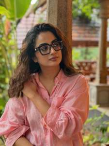 namitha-pramod-in-peach-colour-shirt-with-jeans-outfit-photos-002