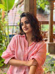 namitha-pramod-in-peach-colour-shirt-with-jeans-outfit-photos
