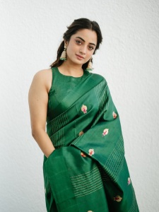 namitha-pramod-in-rich-emerald-green-fabric-with-a-subtle-sheen-characteristic-of-fine-silk-saree-Paired-with-a-matching-sleeveless-round-neck-blouse-photos-001