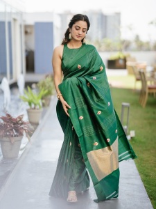 namitha-pramod-in-rich-emerald-green-fabric-with-a-subtle-sheen-characteristic-of-fine-silk-saree-Paired-with-a-matching-sleeveless-round-neck-blouse-photos-002