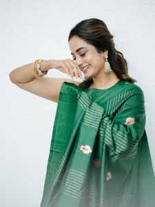 namitha-pramod-in-rich-emerald-green-fabric-with-a-subtle-sheen-characteristic-of-fine-silk-saree-Paired-with-a-matching-sleeveless-round-neck-blouse-photos-003