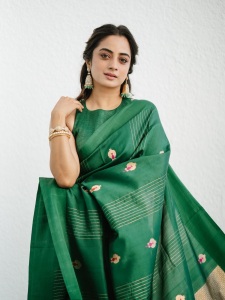 namitha-pramod-in-rich-emerald-green-fabric-with-a-subtle-sheen-characteristic-of-fine-silk-saree-Paired-with-a-matching-sleeveless-round-neck-blouse-photos-004