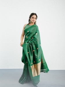 namitha-pramod-in-rich-emerald-green-fabric-with-a-subtle-sheen-characteristic-of-fine-silk-saree-Paired-with-a-matching-sleeveless-round-neck-blouse-photos-006