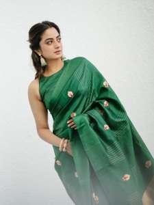 namitha-pramod-in-rich-emerald-green-fabric-with-a-subtle-sheen-characteristic-of-fine-silk-saree-Paired-with-a-matching-sleeveless-round-neck-blouse-photos-007