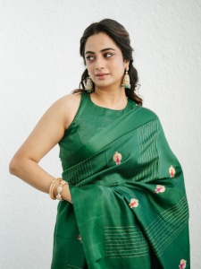 namitha-pramod-in-rich-emerald-green-fabric-with-a-subtle-sheen-characteristic-of-fine-silk-saree-Paired-with-a-matching-sleeveless-round-neck-blouse-photos-009