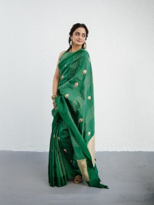 namitha-pramod-in-rich-emerald-green-fabric-with-a-subtle-sheen-characteristic-of-fine-silk-saree-Paired-with-a-matching-sleeveless-round-neck-blouse-photos-010