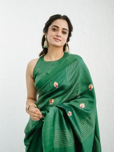 namitha-pramod-in-rich-emerald-green-fabric-with-a-subtle-sheen-characteristic-of-fine-silk-saree-Paired-with-a-matching-sleeveless-round-neck-blouse-photos-011