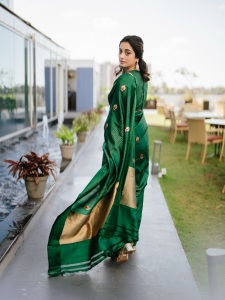 namitha-pramod-in-rich-emerald-green-fabric-with-a-subtle-sheen-characteristic-of-fine-silk-saree-Paired-with-a-matching-sleeveless-round-neck-blouse-photos-013