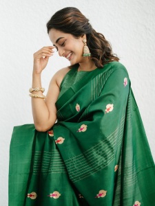 namitha-pramod-in-rich-emerald-green-fabric-with-a-subtle-sheen-characteristic-of-fine-silk-saree-Paired-with-a-matching-sleeveless-round-neck-blouse-photos-014