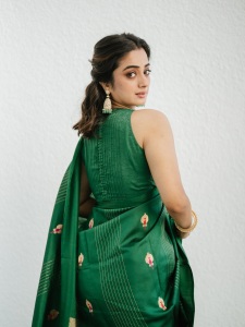 namitha-pramod-in-rich-emerald-green-fabric-with-a-subtle-sheen-characteristic-of-fine-silk-saree-Paired-with-a-matching-sleeveless-round-neck-blouse-photos-015