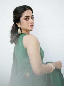 namitha-pramod-in-rich-emerald-green-fabric-with-a-subtle-sheen-characteristic-of-fine-silk-saree-Paired-with-a-matching-sleeveless-round-neck-blouse-photos-new