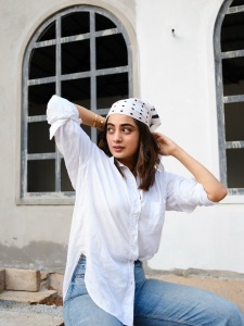 namitha-pramod-in-white-shirt-and-blue-jeans-outfit-with-styling-ideas-photos-009