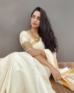 namitha-pramod-new-onam-photos-in-kerala-saree-001