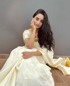 namitha-pramod-new-onam-photos-in-kerala-saree-003