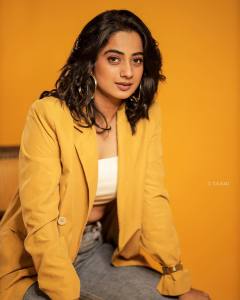 namitha-pramod-new-photos-in-yellow-blazer-003